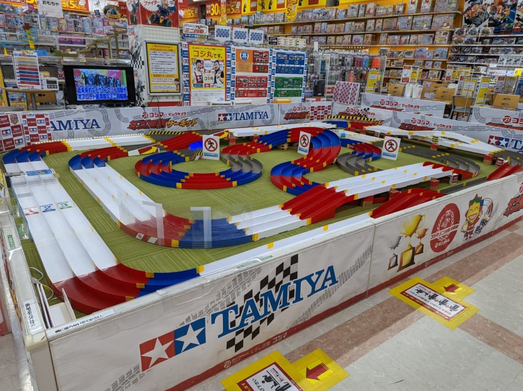 コジマ×ビックカメラ坂戸店のミニ四駆コース