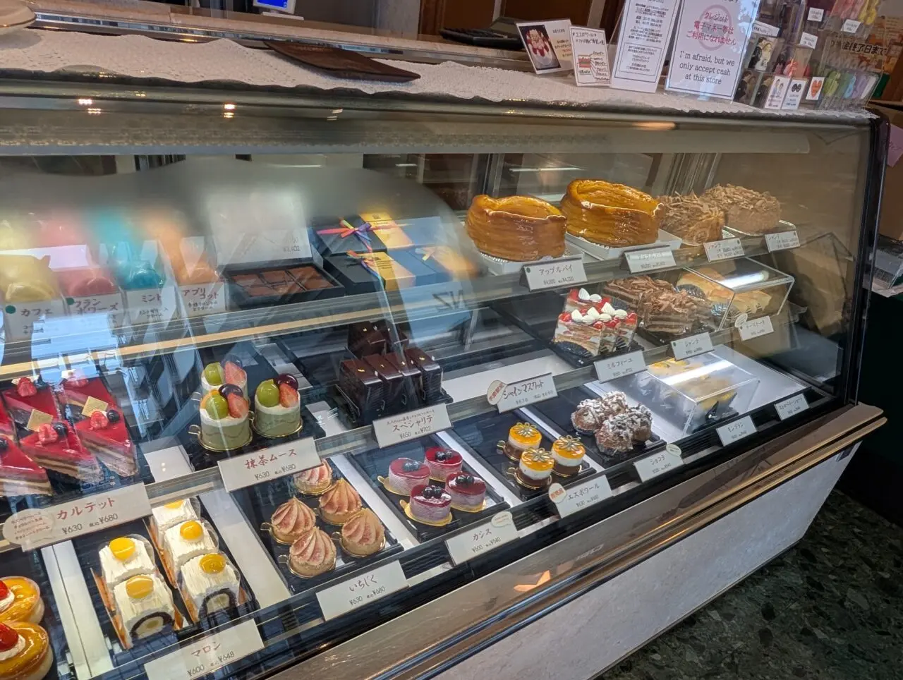 欧風菓子クランツ ショーケース